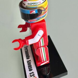 Fernando Alonso 2013 Ferrari F1 formula 1 F1 grand prix pilota figura driver Super suit and super helmet in minifigure from the Lewis Hamilton store collection.